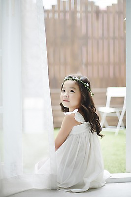 포토 JPG 원피스 여자 실내 한명 앉기 상반신 뒷모습 화관 유치원생 한국인 커튼 뒤돌아보기 신비 순수 청순 소녀한명만 국내포토 1 옷 꽃 어린이 뷰포인트 컨셉 모션 사람 동양인 내부 여자한명만 소녀만 파일형식