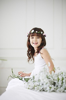 포토 JPG 외국인 원피스 여자 실내 한명 미소 상반신 옆모습 화관 유치원생 신비 순수 안개꽃 청순 소녀한명만 국내포토 1 옷 꽃 어린이 뷰포인트 컨셉 표정 사람 인종 내부 한해살이풀 여자한명만 소녀만 파일형식