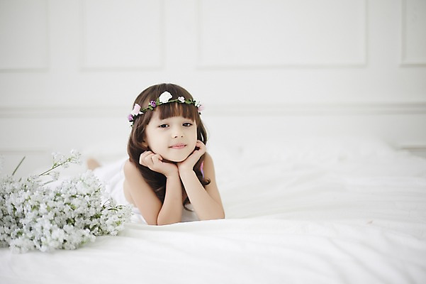 포토 JPG 외국인 여자 엎드리기 실내 한명 상반신 앞모습 화관 턱괴기 유치원생 신비 순수 안개꽃 청순 소녀한명만 국내포토 1 꽃 어린이 뷰포인트 컨셉 모션 사람 인종 내부 한해살이풀 여자한명만 소녀만 파일형식