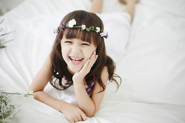 포토 JPG 외국인 여자 엎드리기 실내 한명 미소 상반신 앞모습 화관 턱괴기 유치원생 신비 순수 청순 소녀한명만 국내포토 1 꽃 어린이 뷰포인트 컨셉 모션 표정 사람 인종 내부 여자한명만 소녀만 파일형식