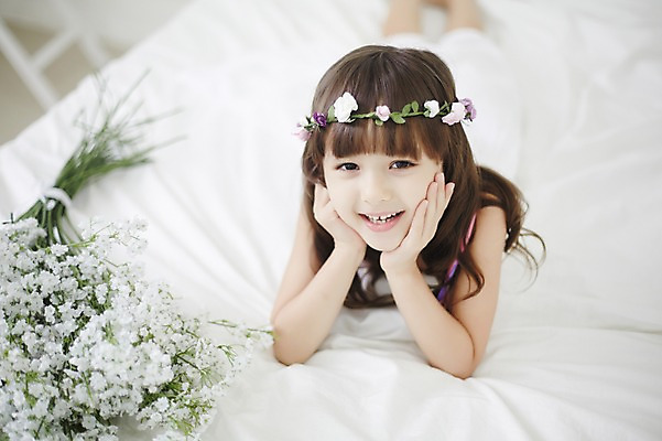 포토 JPG 외국인 여자 엎드리기 꽃다발 실내 한명 상반신 앞모습 화관 턱괴기 유치원생 신비 순수 안개꽃 청순 소녀한명만 국내포토 1 꽃 어린이 뷰포인트 컨셉 모션 사람 인종 내부 한해살이풀 여자한명만 소녀만 파일형식