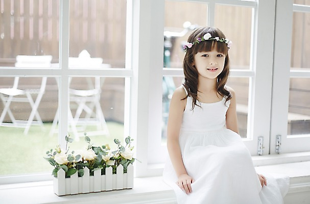 포토 JPG 외국인 원피스 여자 화분 실내 한명 앉기 상반신 앞모습 화관 유치원생 신비 창가 순수 청순 소녀한명만 국내포토 1 옷 꽃 어린이 뷰포인트 컨셉 창문 모션 사람 인종 내부 여자한명만 소녀만 파일형식