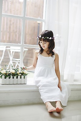 포토 JPG 전신 외국인 원피스 여자 화분 맨발 실내 한명 앉기 앞모습 화관 유치원생 커튼 신비 창가 순수 청순 소녀한명만 국내포토 1 옷 꽃 어린이 뷰포인트 컨셉 창문 모션 발 사람 인종 내부 여자한명만 소녀만 파일형식