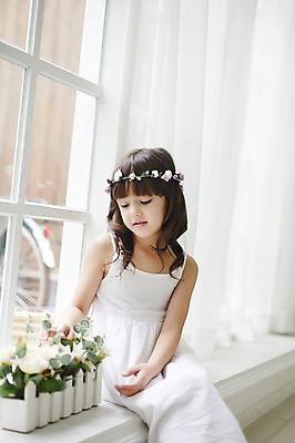 포토 JPG 외국인 원피스 여자 화분 실내 한명 앉기 상반신 화관 유치원생 커튼 신비 창가 순수 청순 소녀한명만 국내포토 1 옷 꽃 어린이 컨셉 창문 모션 사람 인종 내부 여자한명만 소녀만 파일형식