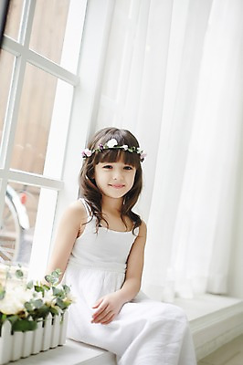 포토 JPG 외국인 원피스 여자 화분 실내 한명 앉기 상반신 옆모습 화관 유치원생 커튼 신비 창가 순수 청순 소녀한명만 국내포토 1 옷 꽃 어린이 뷰포인트 컨셉 창문 모션 사람 인종 내부 여자한명만 소녀만 파일형식