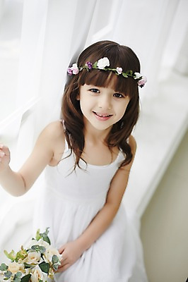 포토 JPG 외국인 원피스 여자 실내 한명 미소 앉기 상반신 앞모습 장미 화관 유치원생 커튼 신비 창가 순수 청순 소녀한명만 국내포토 1 옷 꽃 어린이 뷰포인트 컨셉 창문 모션 표정 사람 인종 내부 여자한명만 소녀만 파일형식