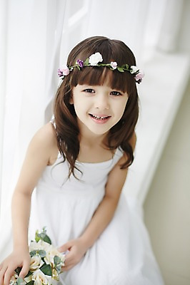 포토 JPG 외국인 원피스 여자 실내 한명 미소 앉기 상반신 앞모습 장미 화관 유치원생 커튼 신비 창가 순수 청순 소녀한명만 국내포토 1 옷 꽃 어린이 뷰포인트 컨셉 창문 모션 표정 사람 인종 내부 여자한명만 소녀만 파일형식