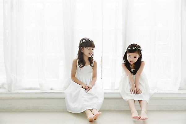 포토 JPG 전신 외국인 원피스 여자 맨발 실내 앉기 상반신 두명 앞모습 친구 화관 유치원생 한국인 커튼 신비 순수 청순 소녀만 국내포토 옷 꽃 어린이 뷰포인트 컨셉 관계 모션 발 사람 동양인 인종 내부 여자만 어린이만 파일형식