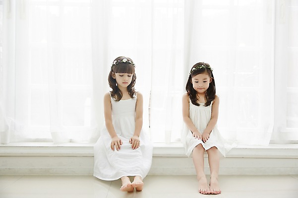 포토 JPG 전신 외국인 원피스 여자 맨발 실내 앉기 상반신 두명 앞모습 친구 화관 유치원생 한국인 커튼 신비 순수 청순 소녀만 국내포토 옷 꽃 어린이 뷰포인트 컨셉 관계 모션 발 사람 동양인 인종 내부 여자만 어린이만 파일형식