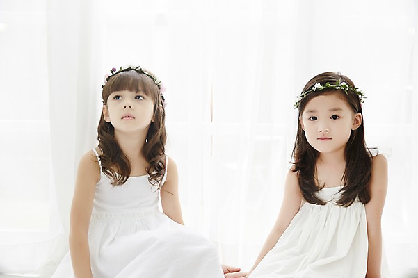 포토 JPG 외국인 원피스 여자 실내 앉기 상반신 두명 앞모습 친구 화관 유치원생 한국인 커튼 신비 순수 청순 소녀만 국내포토 옷 꽃 어린이 뷰포인트 컨셉 관계 모션 사람 동양인 인종 내부 여자만 어린이만 파일형식