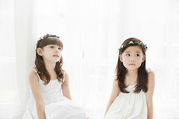 포토 JPG 외국인 원피스 여자 실내 앉기 상반신 두명 앞모습 친구 화관 유치원생 한국인 커튼 신비 순수 청순 소녀만 국내포토 옷 꽃 어린이 뷰포인트 컨셉 관계 모션 사람 동양인 인종 내부 여자만 어린이만 파일형식