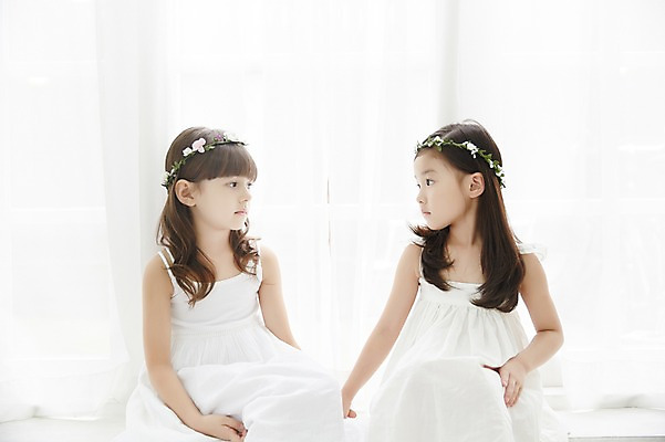 포토 JPG 외국인 원피스 여자 실내 앉기 상반신 두명 앞모습 친구 마주보기 화관 유치원생 한국인 커튼 신비 순수 청순 소녀만 국내포토 옷 꽃 어린이 뷰포인트 컨셉 관계 모션 사람 동양인 인종 내부 여자만 어린이만 파일형식