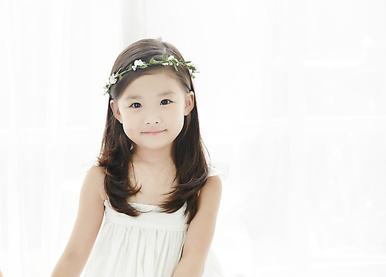 포토 JPG 원피스 여자 실내 한명 상반신 앞모습 화관 유치원생 한국인 신비 순수 청순 소녀한명만 국내포토 1 옷 꽃 어린이 뷰포인트 컨셉 사람 동양인 내부 여자한명만 소녀만 파일형식