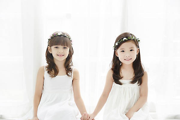 포토 JPG 외국인 원피스 여자 실내 미소 앉기 상반신 두명 앞모습 친구 손잡기 화관 유치원생 한국인 커튼 신비 순수 청순 소녀만 국내포토 옷 꽃 어린이 뷰포인트 컨셉 관계 모션 표정 사람 동양인 인종 내부 여자만 어린이만 파일형식