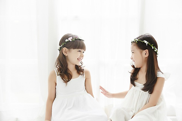 포토 JPG 외국인 원피스 여자 실내 미소 앉기 상반신 두명 앞모습 친구 마주보기 화관 유치원생 한국인 커튼 신비 순수 청순 소녀만 국내포토 옷 꽃 어린이 뷰포인트 컨셉 관계 모션 표정 사람 동양인 인종 내부 여자만 어린이만 파일형식