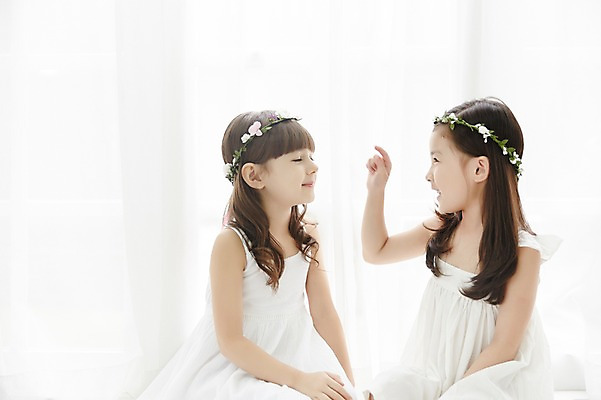 포토 JPG 외국인 원피스 여자 장난 실내 앉기 상반신 두명 앞모습 친구 눈감음 화관 유치원생 한국인 커튼 신비 순수 청순 소녀만 국내포토 옷 꽃 어린이 뷰포인트 컨셉 관계 모션 사람 동양인 인종 내부 여자만 어린이만 파일형식