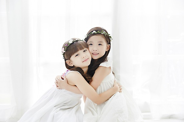 포토 JPG 외국인 원피스 여자 포옹 실내 상반신 두명 옆모습 친구 화관 유치원생 한국인 커튼 신비 순수 청순 소녀만 국내포토 옷 꽃 어린이 뷰포인트 컨셉 관계 안기 사람 동양인 인종 내부 여자만 어린이만 파일형식