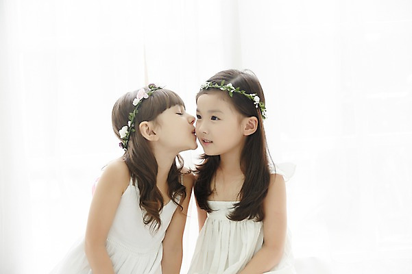 포토 JPG 외국인 원피스 여자 키스 실내 상반신 두명 친구 화관 유치원생 한국인 커튼 신비 순수 청순 소녀만 국내포토 옷 꽃 어린이 컨셉 관계 사람 동양인 인종 내부 애정표현 여자만 어린이만 파일형식