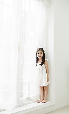 포토 JPG 전신 원피스 여자 맨발 실내 한명 서기 화관 유치원생 한국인 커튼 신비 창가 순수 청순 소녀한명만 국내포토 1 옷 꽃 어린이 컨셉 창문 모션 발 사람 동양인 내부 여자한명만 소녀만 파일형식