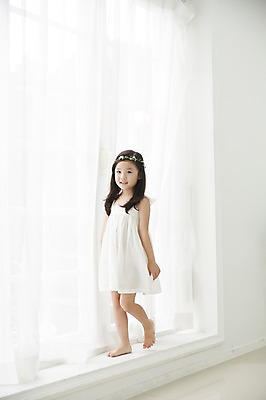 포토 JPG 전신 원피스 여자 맨발 실내 한명 서기 화관 유치원생 한국인 커튼 신비 창가 순수 청순 소녀한명만 국내포토 1 옷 꽃 어린이 컨셉 창문 모션 발 사람 동양인 내부 여자한명만 소녀만 파일형식