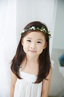 포토 JPG 원피스 여자 실내 한명 상반신 앞모습 화관 유치원생 한국인 커튼 신비 순수 청순 소녀한명만 국내포토 1 옷 꽃 어린이 뷰포인트 컨셉 사람 동양인 내부 여자한명만 소녀만 파일형식