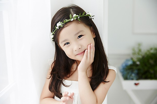 포토 JPG 원피스 여자 실내 한명 상반신 앞모습 화관 유치원생 한국인 커튼 신비 순수 청순 소녀한명만 국내포토 1 옷 꽃 어린이 뷰포인트 컨셉 사람 동양인 내부 여자한명만 소녀만 파일형식