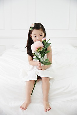 포토 JPG 전신 원피스 여자 맨발 실내 한명 앉기 앞모습 장미 유치원생 한국인 침대 신비 순수 청순 소녀한명만 국내포토 1 옷 꽃 어린이 뷰포인트 가구 컨셉 모션 발 사람 동양인 내부 여자한명만 소녀만 파일형식