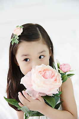 포토 JPG 여자 실내 한명 들기 상반신 앞모습 장미 유치원생 한국인 신비 순수 청순 소녀한명만 국내포토 1 꽃 어린이 뷰포인트 컨셉 모션 사람 동양인 내부 여자한명만 소녀만 파일형식