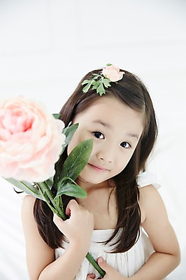 포토 JPG 여자 실내 한명 들기 상반신 앞모습 장미 유치원생 한국인 신비 순수 청순 소녀한명만 국내포토 1 꽃 어린이 뷰포인트 컨셉 모션 사람 동양인 내부 여자한명만 소녀만 파일형식