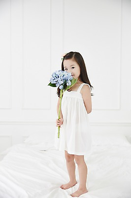 포토 JPG 전신 원피스 여자 꽃 꽃다발 맨발 실내 한명 서기 들기 유치원생 한국인 침대 신비 순수 청순 소녀한명만 국내포토 식물 1 옷 어린이 가구 컨셉 모션 발 사람 동양인 내부 여자한명만 소녀만 파일형식