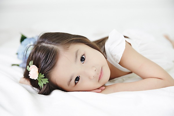 포토 JPG 여자 엎드리기 실내 한명 상반신 눕기 유치원생 한국인 침대 포근함 편안함 신비 순수 청순 소녀한명만 국내포토 1 어린이 가구 컨셉 모션 사람 동양인 내부 감각 여자한명만 소녀만 파일형식