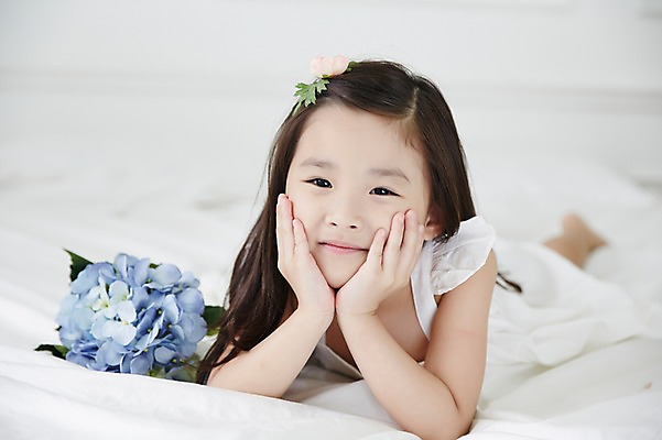 포토 JPG 여자 꽃 엎드리기 꽃다발 실내 한명 상반신 앞모습 턱괴기 유치원생 한국인 침대 신비 순수 청순 소녀한명만 국내포토 식물 1 어린이 뷰포인트 가구 컨셉 모션 사람 동양인 내부 여자한명만 소녀만 파일형식