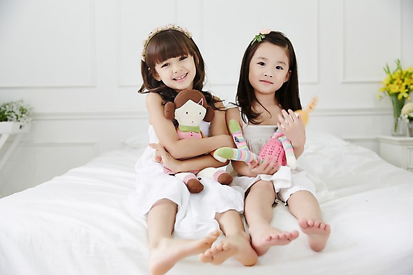 포토 JPG 전신 외국인 여자 인형 안기 맨발 실내 앉기 두명 앞모습 친구 유치원생 한국인 침대 신비 순수 청순 소녀만 국내포토 어린이 뷰포인트 가구 컨셉 관계 모션 발 사람 동양인 인종 내부 여자만 어린이만 파일형식