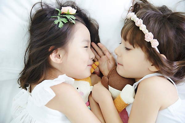 포토 JPG 외국인 여자 인형 실내 상반신 두명 옆모습 친구 눕기 눈감음 유치원생 한국인 침대 잠 포근함 편안함 신비 순수 청순 소녀만 국내포토 어린이 뷰포인트 가구 컨셉 관계 모션 사람 동양인 인종 내부 감각 여자만 어린이만 파일형식