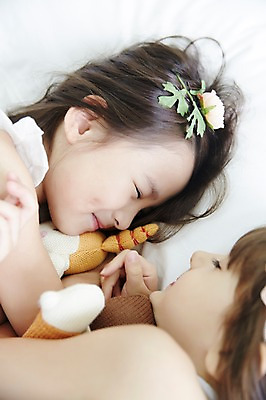 포토 JPG 외국인 여자 인형 실내 상반신 두명 옆모습 친구 눕기 눈감음 유치원생 한국인 침대 잠 포근함 편안함 신비 순수 청순 소녀만 국내포토 어린이 뷰포인트 가구 컨셉 관계 모션 사람 동양인 인종 내부 감각 여자만 어린이만 파일형식