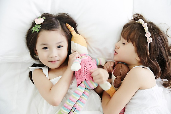 포토 JPG 외국인 여자 인형 안기 실내 상반신 두명 앞모습 옆모습 친구 눕기 유치원생 한국인 침대 포근함 편안함 신비 순수 청순 소녀만 국내포토 어린이 뷰포인트 가구 컨셉 관계 모션 사람 동양인 인종 내부 감각 여자만 어린이만 파일형식