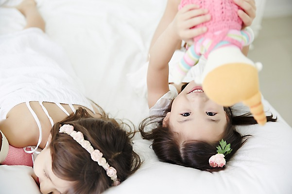 포토 JPG 외국인 여자 인형 실내 상반신 두명 친구 눕기 유치원생 한국인 침대 포근함 편안함 신비 순수 청순 소녀만 국내포토 어린이 가구 컨셉 관계 모션 사람 동양인 인종 내부 감각 여자만 어린이만 파일형식