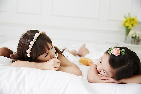 포토 JPG 외국인 여자 인형 엎드리기 실내 상반신 두명 앞모습 친구 마주보기 유치원생 한국인 침대 포근함 편안함 신비 순수 청순 소녀만 국내포토 어린이 뷰포인트 가구 컨셉 관계 모션 사람 동양인 인종 내부 감각 여자만 어린이만 파일형식