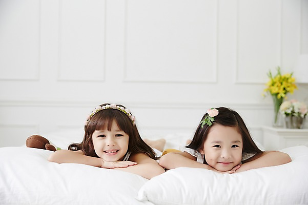 포토 JPG 외국인 여자 인형 엎드리기 실내 상반신 두명 앞모습 친구 유치원생 한국인 침대 포근함 편안함 신비 순수 청순 소녀만 국내포토 어린이 뷰포인트 가구 컨셉 관계 모션 사람 동양인 인종 내부 감각 여자만 어린이만 파일형식