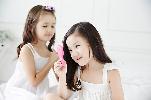 포토 JPG 외국인 원피스 여자 놀이 실내 상반신 두명 친구 뷰티 유치원생 한국인 변화 집중 즐거움 손거울 소꿉놀이 구루프 소녀만 국내포토 옷 감정 어린이 컨셉 관계 사람 동양인 인종 내부 거울 미용용품 여자만 어린이만 파일형식