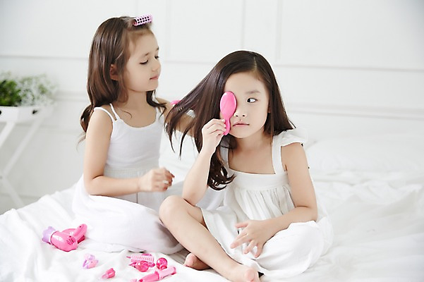 포토 JPG 전신 외국인 원피스 여자 놀이 실내 앉기 두명 친구 뷰티 유치원생 한국인 미용용품 변화 집중 즐거움 소꿉놀이 구루프 소녀만 국내포토 옷 감정 어린이 컨셉 관계 모션 사람 동양인 인종 내부 오브젝트 여자만 어린이만 파일형식