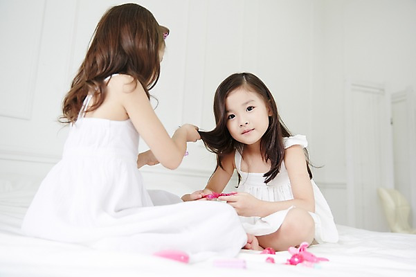 포토 JPG 전신 외국인 원피스 여자 놀이 실내 앉기 두명 친구 뷰티 유치원생 한국인 미용용품 변화 집중 즐거움 소꿉놀이 소녀만 국내포토 옷 감정 어린이 컨셉 관계 모션 사람 동양인 인종 내부 오브젝트 여자만 어린이만 파일형식