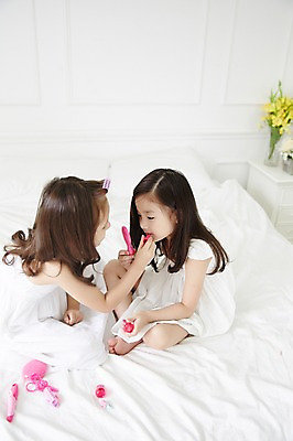 포토 JPG 전신 외국인 여자 놀이 실내 앉기 두명 친구 화장 뷰티 유치원생 한국인 미용용품 변화 집중 즐거움 마주앉기 소꿉놀이 소녀만 국내포토 감정 어린이 컨셉 관계 모션 사람 동양인 인종 내부 오브젝트 여자만 어린이만 파일형식