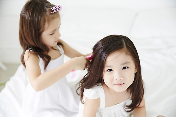 포토 JPG 외국인 여자 놀이 실내 앉기 상반신 두명 친구 뷰티 유치원생 한국인 미용용품 변화 집중 즐거움 소꿉놀이 구루프 소녀만 국내포토 감정 어린이 컨셉 관계 모션 사람 동양인 인종 내부 오브젝트 여자만 어린이만 파일형식