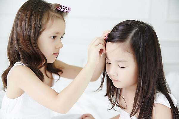 포토 JPG 외국인 여자 놀이 실내 상반신 두명 친구 뷰티 유치원생 한국인 변화 머리핀 집중 즐거움 소꿉놀이 구루프 소녀만 국내포토 감정 어린이 컨셉 장신구 관계 사람 동양인 인종 내부 미용용품 여자만 어린이만 파일형식