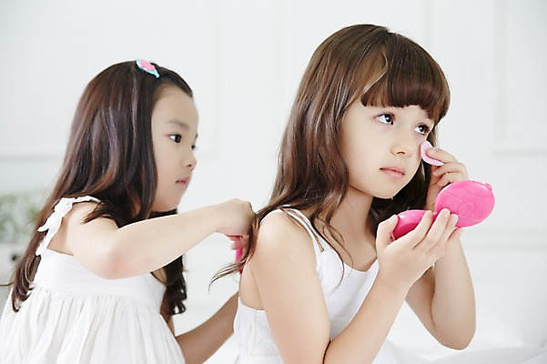 포토 JPG 외국인 여자 놀이 실내 상반신 두명 친구 화장 뷰티 유치원생 한국인 변화 집중 즐거움 소꿉놀이 팩트 소녀만 국내포토 감정 어린이 컨셉 관계 사람 동양인 인종 내부 화장품 여자만 어린이만 파일형식