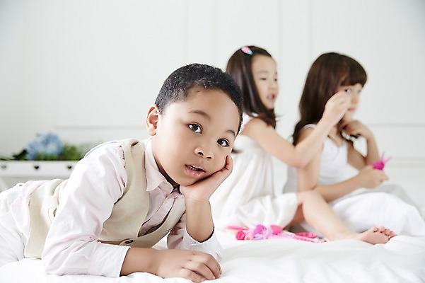 포토 JPG 외국인 여자 남자 엎드리기 흑인 실내 상반신 아웃포커스 세명 친구 턱괴기 유치원생 기다림 지루함 무관심 어린이만 국내포토 서양인 감정 어린이 관계 모션 촬영기법 사람 인종 내부 파일형식