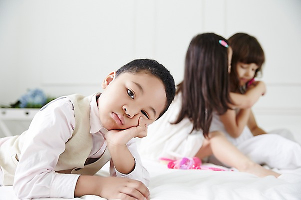 포토 JPG 외국인 여자 남자 엎드리기 흑인 실내 상반신 아웃포커스 세명 친구 턱괴기 유치원생 기다림 지루함 무관심 어린이만 국내포토 서양인 감정 어린이 관계 모션 촬영기법 사람 인종 내부 파일형식