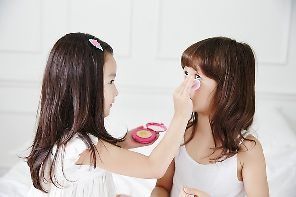 포토 JPG 외국인 여자 놀이 실내 상반신 두명 친구 화장 뷰티 유치원생 한국인 변화 집중 즐거움 소꿉놀이 팩트 소녀만 국내포토 감정 어린이 컨셉 관계 사람 동양인 인종 내부 화장품 여자만 어린이만 파일형식