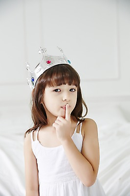 포토 JPG 외국인 원피스 여자 왕관 실내 한명 손짓 상반신 앞모습 유치원생 신비 순수 쉿 청순 소녀한명만 국내포토 1 옷 어린이 뷰포인트 컨셉 모션 사람 인종 내부 조용 여자한명만 소녀만 파일형식